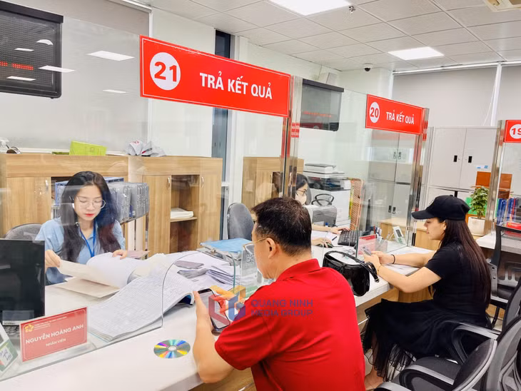 Local residents are carrying out administrative procedures at the Hong Gai Public Administration Service Center.
