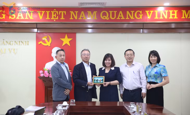Nhân dịp này, sở Ngoại vụ đã tặng quà lưu niệm cho Đoàn Ban tổ chức Lễ hội Việt Nam tại Sapporo, tỉnh Hokkaido.