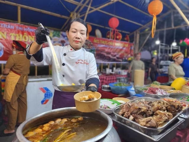 Culinary artisan Trần Thị Hồng Loan demonstrates how to make bún bò Huế. — VNA/VNS Photo Tường Vi