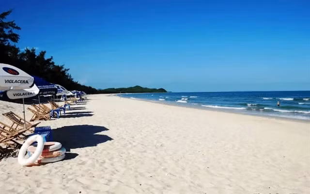 Minh Châu Beach is a pristine stretch of sand and one of Quan Lạn Island’s most breathtaking coastal spots. Photo courtesy of Angsana Quan Lạn