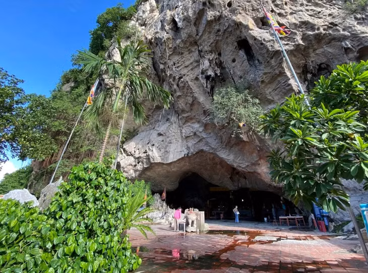 Hang Son temple and pagoda are nestled entirely within a natural cave at the foot of Chu Coc mountain.