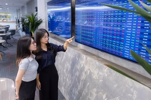 Investors are closely monitoring the stock market as the Ministry of Finance has proposed that resident individuals transferring securities would be subject to a 20 per cent annual tax rate on taxable income. — Photo tuoitre.vn