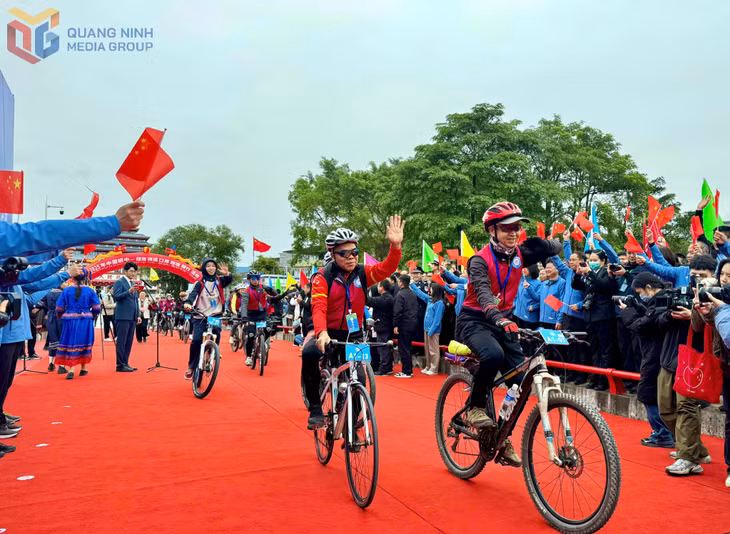 The cross-border cycling tour through the Hoanh Mo Border Gate was held in March 2025.