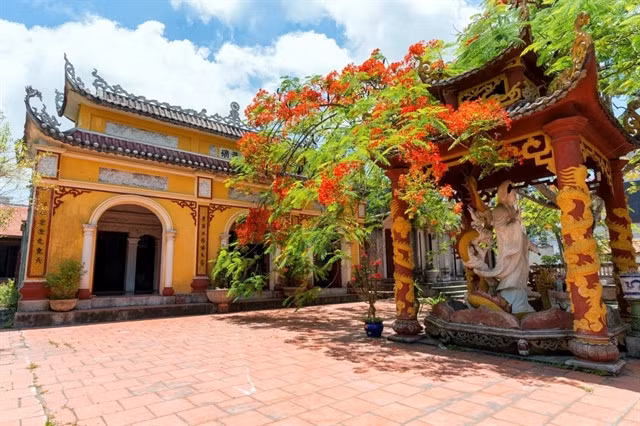 Quan Lạn communal house stands as a timeless emblem of cultural, spiritual and religious life for islanders. Photovov.vn