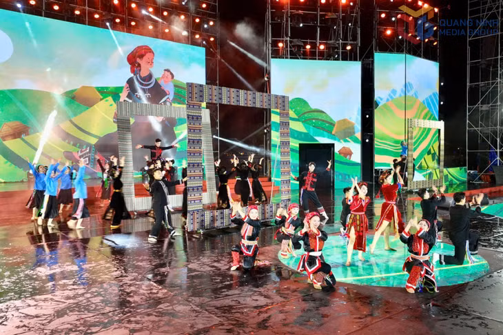 The rich and vibrant cultural identities of Quang Ninh’s ethnic groups were beautifully showcased on the stage during the art performance.