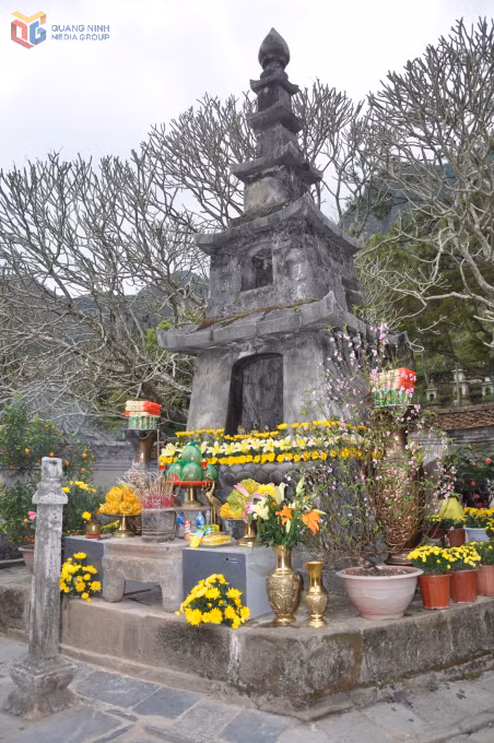 The Hue Quang Stupa enshrines the sacred relics of King-Monk Tran Nhan Tong.