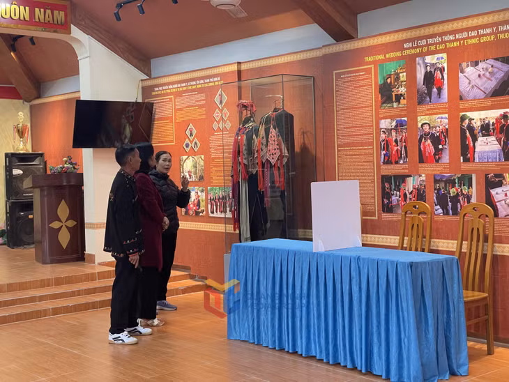 Trieu Van Loan introduces the Exhibition House of Thanh Y Dao Cultural Space to visitors.
