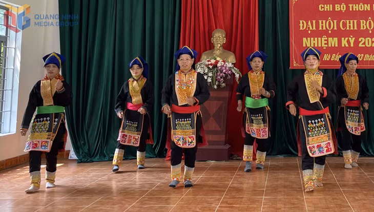 Trieu Kim Thanh (third from the right) rehearses a cultural performance with fellow club members.