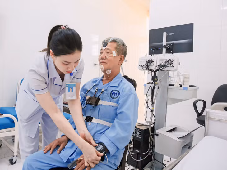 Installation of polysomnography equipment at Quang Ninh Geriatrics and Rehabilitation Hospital. Photo: Do Quang