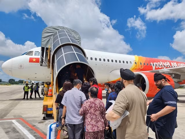 People board a Vietjet plane. — Photo courtesy of Vietjet