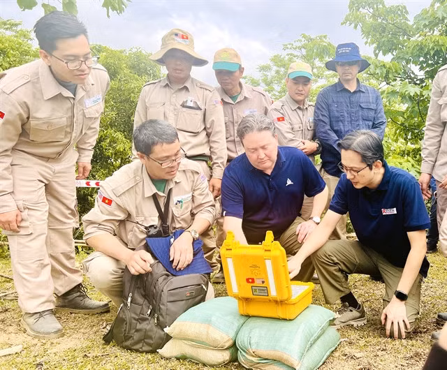 Deputy Foreign Minister Đỗ Hùng Việt and US Ambassador to Việt Nam Marc E. Knapper detonate unexploded ordnance in Hướng Tân Commune, Hướng Hóa District, Quảng Trị Province, April. — VNA/VNS Photo