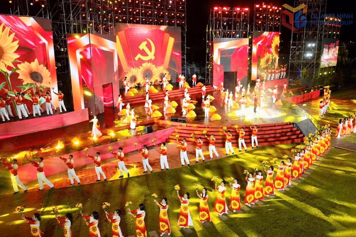 People’s Artist Hoang Tung, a proud son of Quang Ninh’s mining land, performed the song “Faith devoted to the Party” as part of the special art program.