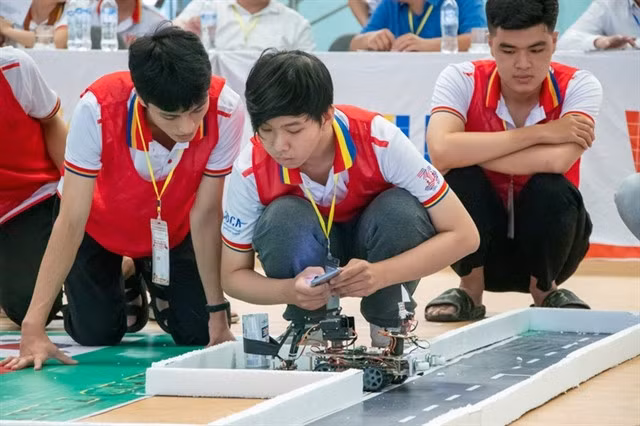Vietnamese students during a robotic competition. — VGP Photo