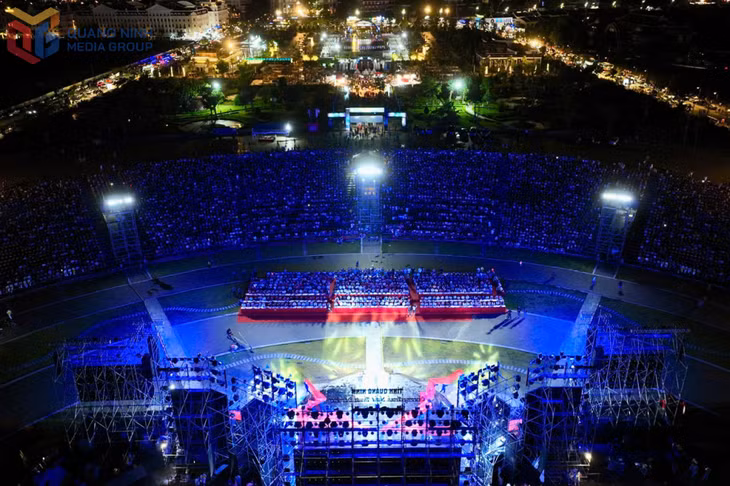 A spectacular and radiant stage set the scene for the special art program: “Quang Ninh - United in heart and mind, Steadfast into the future.”