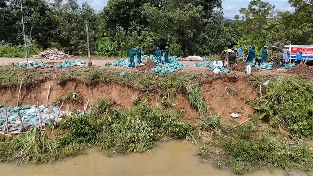 A section of eroded dyke in central Thanh Hóa Province caused by Typhoon Wipha. VNA/VNS Photo