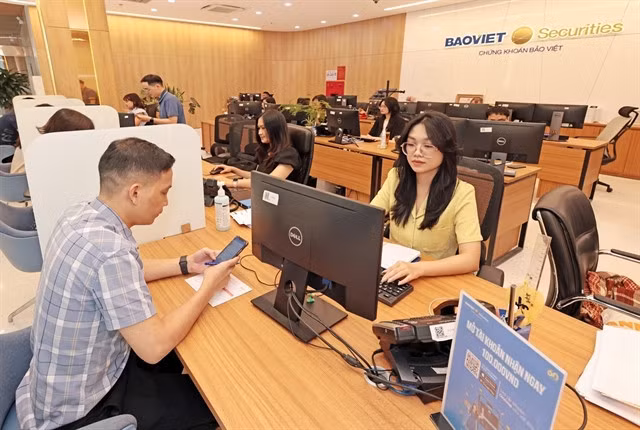 A customer conducts a transaction at a Bao Viet Securities office in Hà Nội. — VNA/VNS Photo