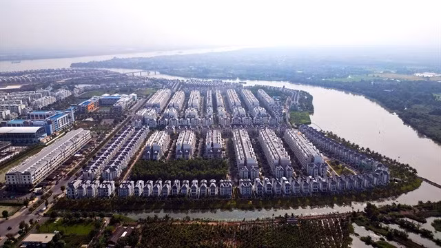 An urban residential area near the Sài Gòn River in HCM City. VNA/VNS Photo