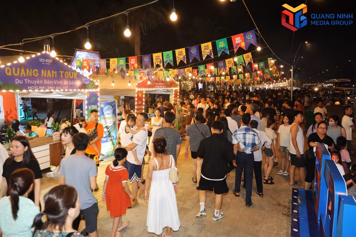 Chợ đêm Vui fest tại khu vực bãi tắm công viên đại dương, phường Bãi Cháy thu hút đông người dân và du khách.