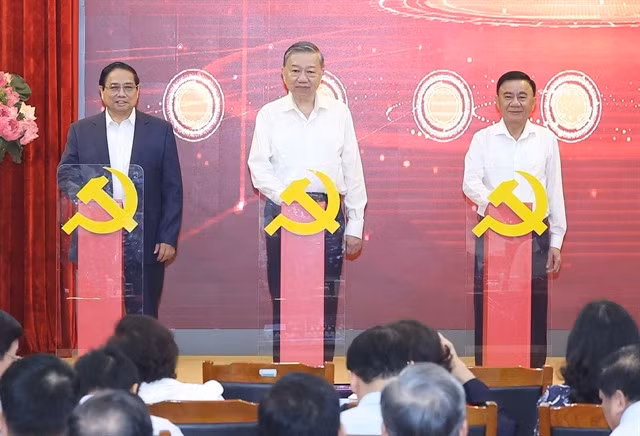 Party General Secretary Tô Lâm (centre), Prime Minister Phạm Minh Chính (left), and Permanent Member of the Party Central Committee’s Secretariat Trần Cẩm Tú press buttons to launch three digital platforms on Wednesday. VNA/VNS Photo