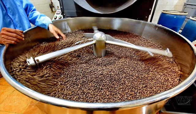 The coffee roasting process at Simexco Daklak Company. — VNA/VNS Photo Thanh Hoa