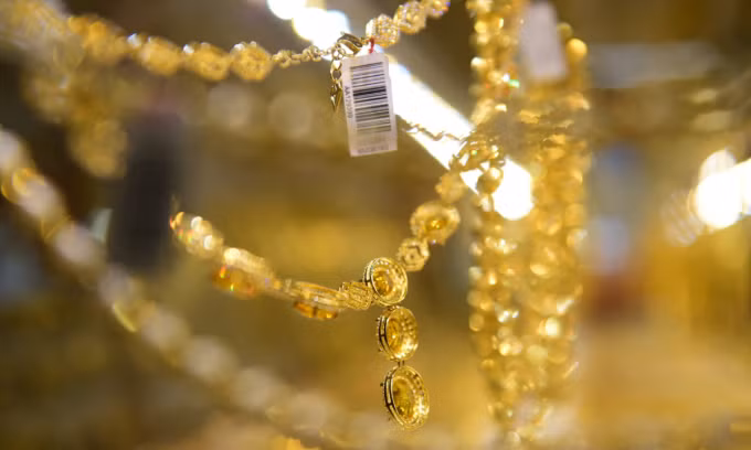 Gold prices gain slightly