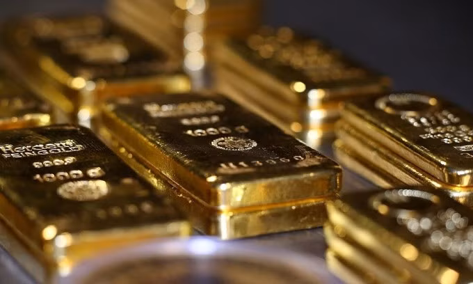 Gold prices continue to fall