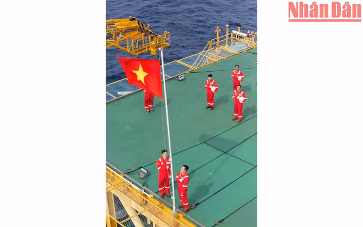 Nguyen Ngoc Nha, who took the responsibility of raising the flag this time, said that every time he stood to sing the National Anthem here, he felt indescribably emotional. Nha is also one of the young Party members admitted at the Hai Thach-Moc Tinh oil rig in 2020.