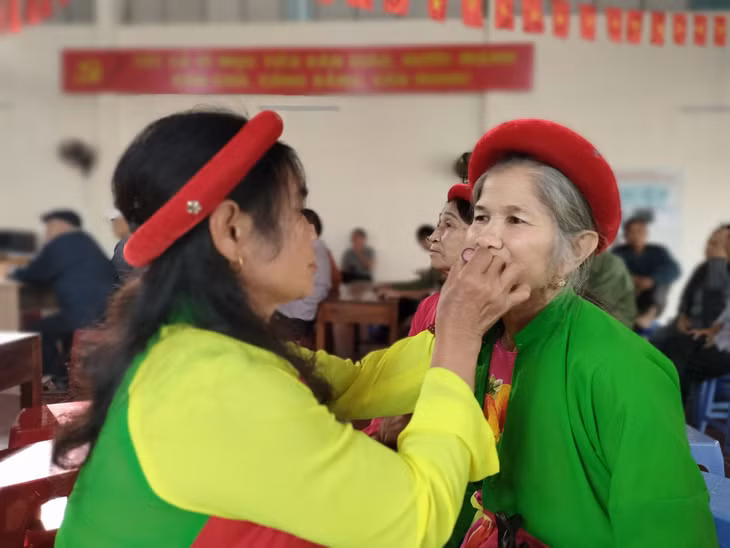 Inhabitants living at Tien Yen district's Tien Yen townlet prepare for their art performances.