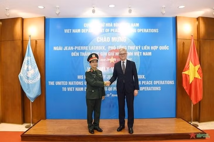 Director of the department Maj. Gen. Hoang Kim Phung (L) and UN Under-Secretary-General for Peace Operations Jean-Pierre Lacroix (Photo: VNA)