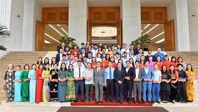Deputy Prime Minister Vũ Đức Đam on Tuesday met 68 outstanding teachers who will be honoured at the upcoming ceremony 'Sharing with Teachers' to mark Vietnamese Teachers' Day (November 20) in Hà Nội. These are teachers with distinguished achievements, who have led their students to win prizes at national and international competitions, and have used innovative teaching and learning methods, as well as those working in remote, border or island localities, and areas with difficult socio-economic conditions. — VNA/VNS Photo Minh Đức