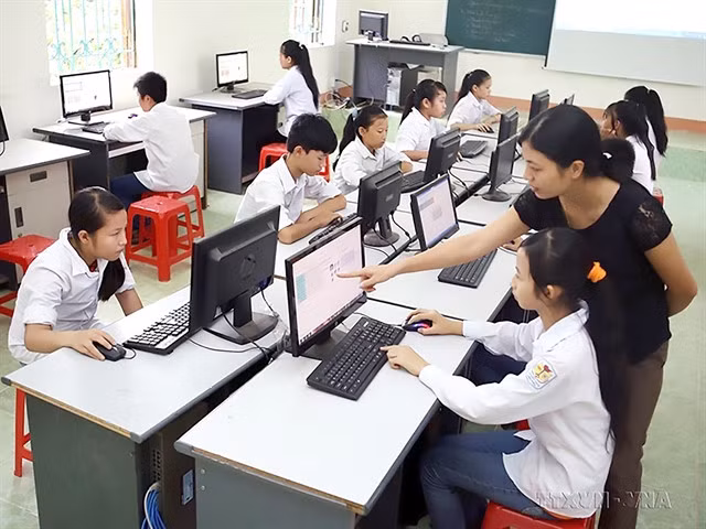 Students during a computer science period at the Tiên Kiên Junior Secondary School in Lâm Thao District, Phú Thọ Province. — VNA/VNS Photo Vũ Sinh