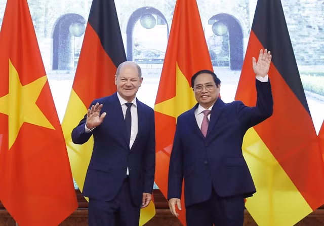 Vietnamese Prime Minister Phạm Minh Chính with German Chancellor Olaf Scholz yesterday in Hà Nội. VNA/VNS Photo