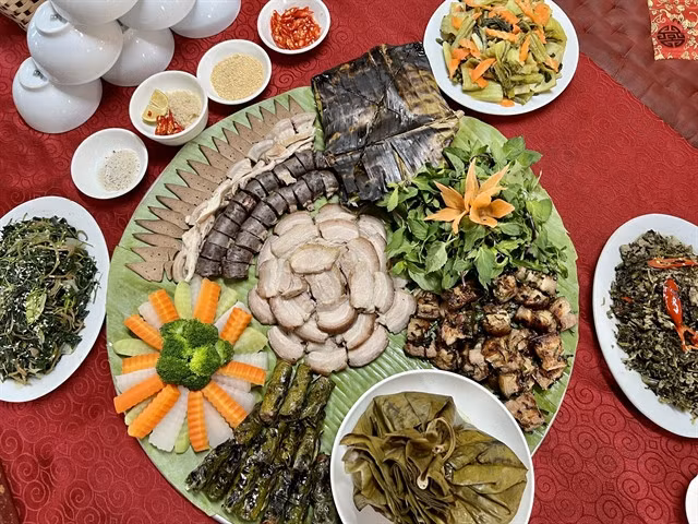 Cỗ lá is very unique presents the conception about human life of Mường people. — VNS Photos Thúy Hằng