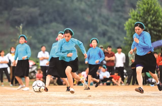 A Sán Chỉ ethnic women's football match. The tourism development model linked with ethnic cultures provides visitors with one-of-a-kind experiences. VNA/VNS Photo