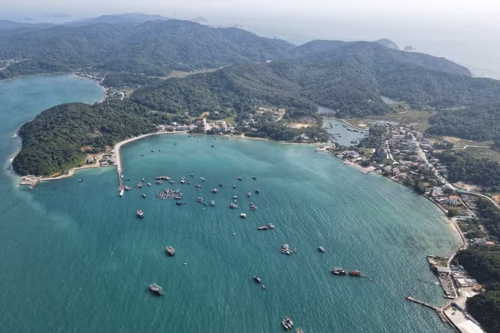 Thanh Lan island, belonging to Thanh Lan commune, is the largest island in Co To district with an area of 27 km2, about 4 km from the big Co To island. On the island, there are about 1,200 people living mainly by fishing.