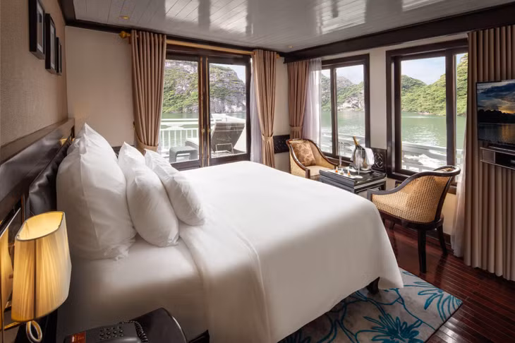 Staying with the traditional wooden design, the 16 cabins on Paradise Sails feature open sea views for guests to fully experience the magical scene.
