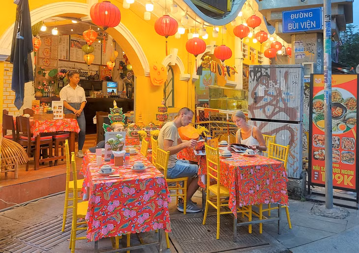 A foreign couple at a restaurant on Bui Vien Street in Ho Chi Minh City, November 7, 2022. Photo by Hoang Phong