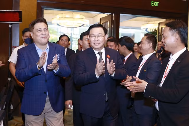 National Assembly Chairman Vương Đình Huệ (centre) is welcomed by participants at the business forum. — VNA/VNS Photo