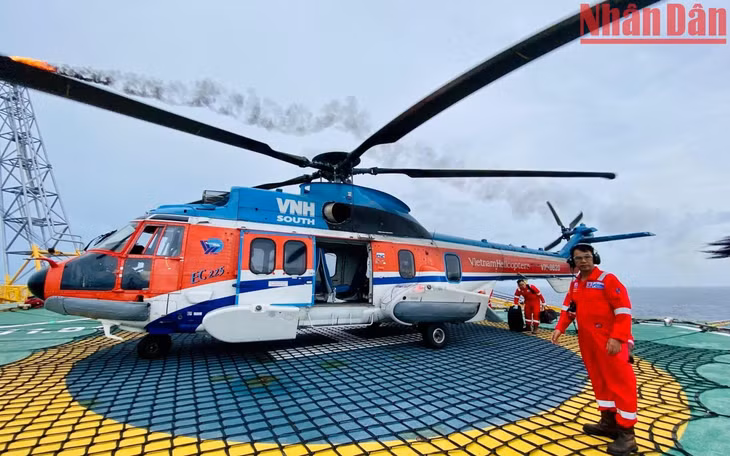 To get to this rig cluster, it is necessary to take a helicopter from Vung Tau airport, lasting 1 hour 45 minutes.
