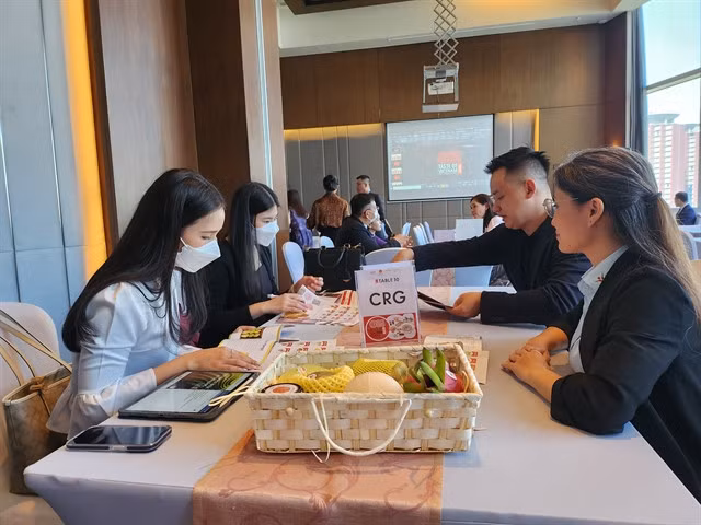 Representatives from a Vietnamese company introduce products to Thai importers. — VNS Photo Thu Trà