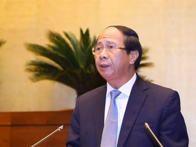 Deputy Prime Minister Lê Văn Thành presents the revised Land Law’s draft on Tuesday morning at the fourth session of the 15th National Assembly.—VNA/VNS Photo Văn Điệp