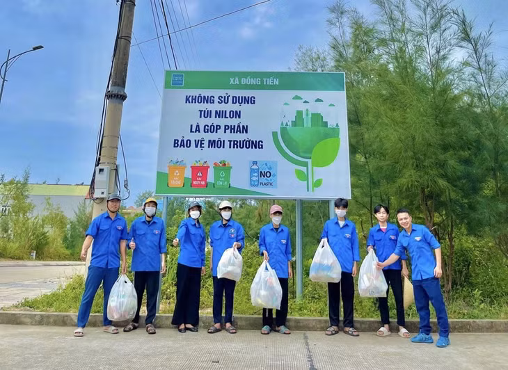 The Youth Union of Dong Tien commune in Co To island collect garbage to keep the environment clean during the festival.