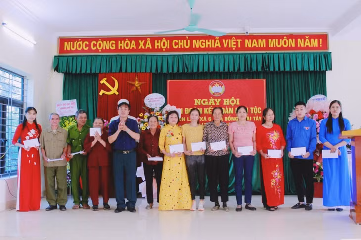 Individuals and organizations are awarded gifts for their outstanding achievements in implementing the campaign "All people unite to build new rural areas and civilized cities" in 2022.