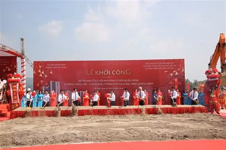 At the groundbreaking ceremony for the social housing project (Photo: VNA)