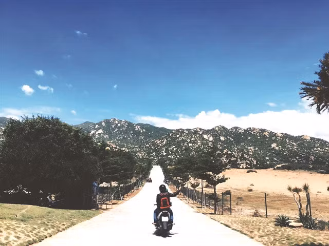 A breathtaking road leading to Tanyoli Amusement Park. Photo cungbandulich.net