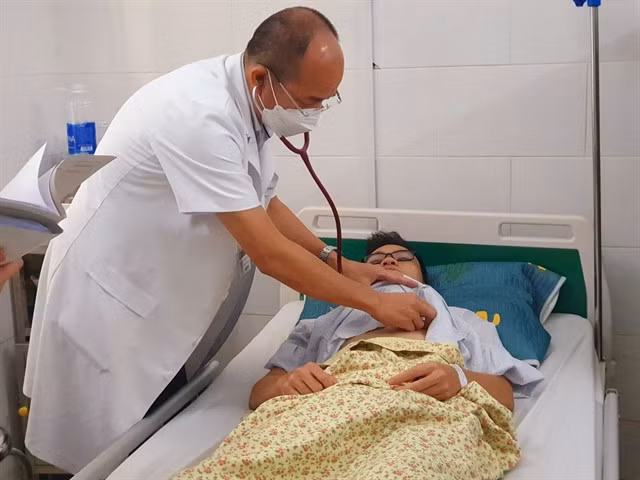 A dengue patient receives treatment at Bạch Mai Hospital's Tropical Diseases Centre. VNA/VNS Photo