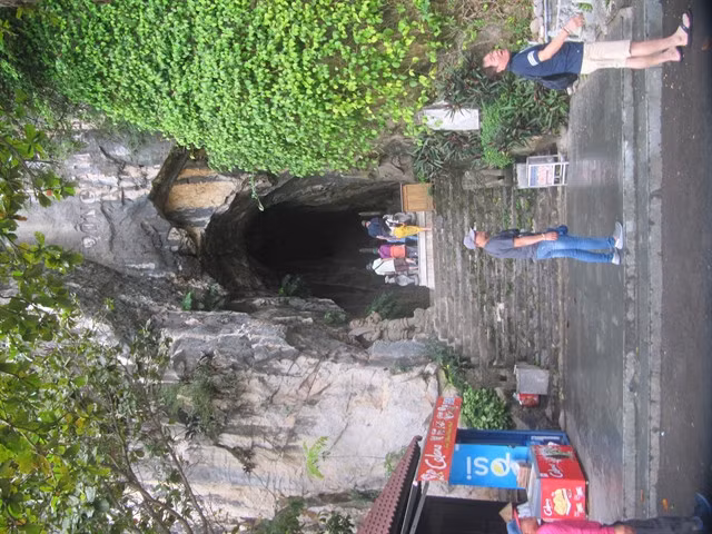 Tourists visit a cave in Ngũ Hành Sơn (Marble Mountains) in Đà Nẵng. The site is an attraction to tourists for landscape and history. VNS Photo Công Thành