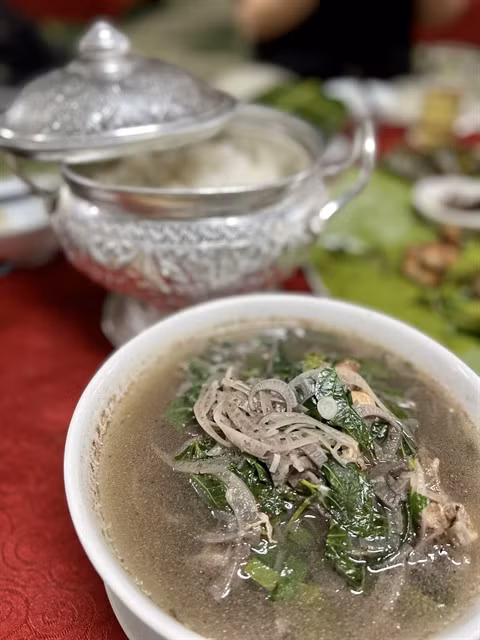 Canh loóng chuối is cooked with wild banana stem, pig bone, and lá lốt - a kind of aromatic leaves.