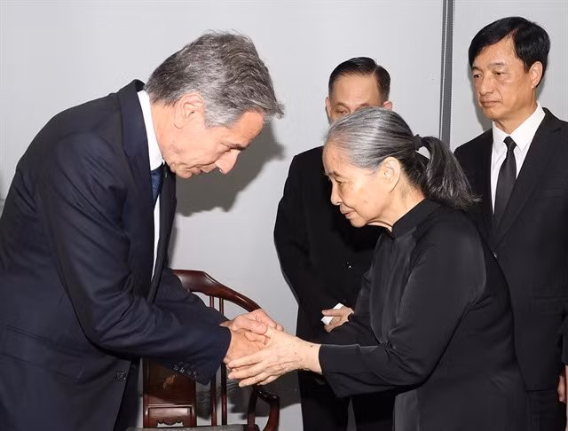US Secretary of State Antony J. Blinken expresses sympathy to the Party leader's spouse Ngô Thị Mận. VNA/VNS Photo Trí Dũng