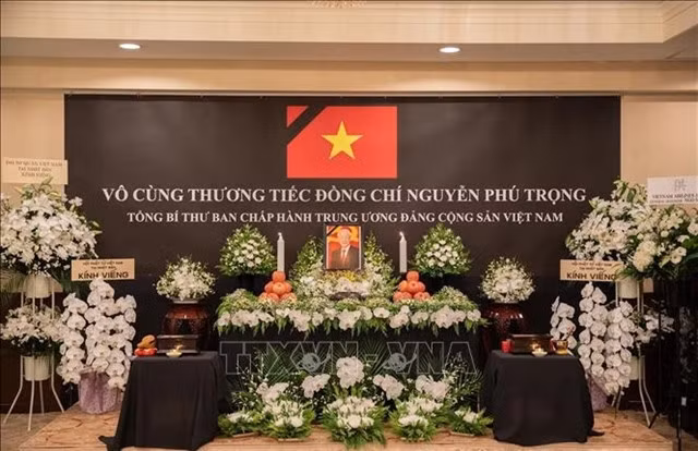 Respect-paying ceremony is held at the Vietnamese Embassy in Japan. VNA/VNS Photo